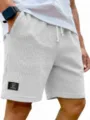 Nahaufnahme von lässigen Herren Waffelstrick Shorts mit Kordelzug und praktischen Seitentaschen. - S / Weiß