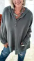 Lässiger Damen Kapuzenpullover Detail mit V-Ausschnitt Knopfleiste und weiten Ärmeln. - S / Dunkelgrau