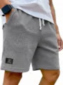 Herren Freizeit Waffelstrick Shorts Detailansicht mit Kordelzug und bequemer Passform. - S / Grau