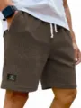 Vue détaillée du short décontracté pour homme en tricot gaufré avec cordon de serrage. - S / Brun Foncé