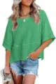 Vista detallada de la camiseta verde casual de cuello redondo y mangas holgadas con costuras. - Verde