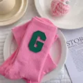 Chaussettes mi-mollet roses style collégien avec patch lettre G verte, tricot côtelé. - Taille Unique (EU 34-39) / Rose-vert jeune fille G