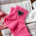 Chaussettes roses en coton ornées d'un cœur en strass scintillant pour un look élégant. - Taille unique 34-39 / Rose rouge