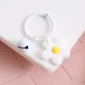Llavero de margarita blanca con campanita y anillo. Colgante bonito para bolso. - Flor De Campana Blanca