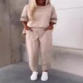 Lässiges, bequemes Zweiteiler-Set in Beige für Damen, mit einem lockeren Oberteil und Hose. - S / Oberteil und Unterteil / Aprikose
