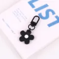 Zwarte bloem sleutelhanger schattige tas charm metalen sluiting minimalistische stijl - Zwart