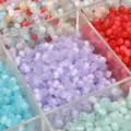 Primo piano dettagliato di perline di vetro smerigliato da 4 mm, ideali per gioielli fai da te. - 4mm / Multicolore