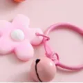 Roze bloem sleutelhanger variant, schattige snoepkleur metalen ring met kleine bel hanger. - Roze Bel Bloem