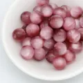 Gros plan de perles en résine œil de chat rose dans un bol pour la bijouterie DIY. - 8mm / Rose d'automne tardif