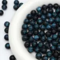Primo piano di perline rotonde glitterate, perline blu scintillanti per braccialetti fai da te. - 10mm / Volo di mezzanotte