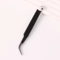 Pince fine courbée en acier noir avec un charm lapin mignon pour vos loisirs créatifs. - Style Lapin Fraise / Pointe Courbe / Noir
