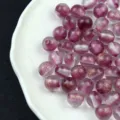 Dettaglio perline in resina occhio di gatto glitterate 16mm per creazione gioielli fai da te. - 16mm / #3 Lampone - Cuore traslucido