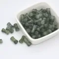 Primo piano di perline di vetro verde a forma di bambù per la creazione di gioielli fai da te. - 6x12mm Foro Circa 1mm / Verde scuro