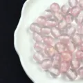 Primo piano di perline in resina glitterata rosa da 16mm, ideali per gioielli fai da te. - 16mm / #2 Rosa - Cuore traslucido