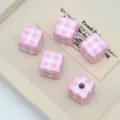 Perline cubiche in acrilico a quadretti rosa per bracciali, collane e catenelle per telefoni. - Gingham Rosa