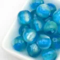 Primo piano di perline occhio di gatto gelatina blu da 12 mm, perfette per gioielli e ciondoli DIY. - 1. Blu oceano da sogno
