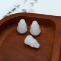 Detalle en primer plano de pequenos colgantes de calabaza de vidrio blanco para DIY. - 16.8x12mm (Apertura aprox. 1.5mm) / Blanco Jade