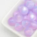Gros plan macro detail des perles ronds rose violet gelee de reve, texture lisse et brillante. - 5. Mauve clair de rêve