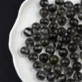 Dettaglio perle in resina occhio di gatto glitter 16mm con effetto cielo stellato per fai da te. - 16mm / #4 Nero - Cuore traslucido