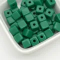 Groene acryl vierkante kralen detailopname, ideaal voor DIY sieraden maken en knutselaccessoires. - 7,5 mm / 2,3 mm gat / Groen