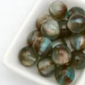 Gros plan détaillé de perles œil de chat gélifiées de 12 mm pour bijoux et loisirs créatifs. - 8. Vert brun de rêve