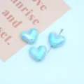 Primo piano di perline in acrilico a forma di cuore iridescente blu chiaro per gioielli. - 17*15 mm / Foro circa 2,5 mm / Tie-dye Blu