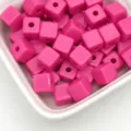 Gedetailleerde close-up van glanzende roze acryl vierkante kralen voor DIY sieraden maken. - 7,5 mm / 2,3 mm gat / Rozerood
