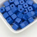 Blauwe acryl vierkante kralen, massieve kubus kralen voor DIY armaden en sieraden. - 7,5 mm / 2,3 mm gat / Saffierblauw