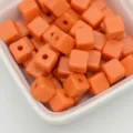 Effen oranje acryl vierkante kralen voor DIY armbanden en sieraden maken knutselen. - 7,5 mm / 2,3 mm gat / Oranje