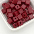 Effen rode acryl vierkante losse kralen voor DIY sieraden maken armbanden en sleutelhangers. - 7,5 mm / 2,3 mm gat / Bordeauxrood