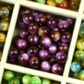 Perle sfuse tonde in resina con texture oro viola per la creazione di gioielli braccialetto - Viola scuro effetto giada