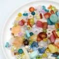 Dettaglio perle in acrilico misto, materiali artigianali fai da te per bracciali e catene. - Confezione da 50g / Multicolore