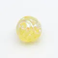 Détail de perle en acrylique galvanisée UV jaune, idéale pour la création de bijoux DIY. - Light jaune