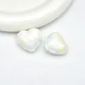 Primo piano di perline a cuore in acrilico UV iridescenti con testo in rilievo per ciondoli fai-da-te. - 19.5*17.5mm / Bianco
