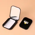Conjunto de espejo de maquillaje plegable y peine portátil, diseño de ojos grandes y bonitos. - Negro