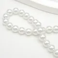 Dettaglio in primo piano di perle di vetro finte bianche, ideali per la creazione di gioielli fai da te. - 3 mm (circa 130 pezzi) / Perla di imitazione di alta qualità - Bianco australiano