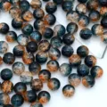 Gros plan des détails des perles de verre craquelées bleues et ambrées pour bijoux. - 10 mm / Trou env. 2,0 mm, 50 pcs / Vert et Or