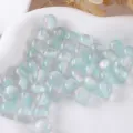 Primo piano di perline in resina trasparente azzurro glitterate per gioielli artigianali fai. - 8mm / N. 1
