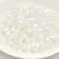 Primo piano di perle in vetro occhio di gatto bianche, ideali per gioielli fai da te e accessori. - 4mm / Bianco