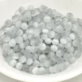 Primo piano di perline in vetro occhio di gatto grigie, distanziatori per gioielli. - 4mm / Grigio