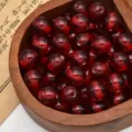 Primo piano dettaglio di perline rotonde in resina ambra rossa, perfette per creazione gioielli. - 8mm / Ambra di Sangue