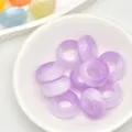 Primo piano dettagliato di perline viola occhio di gatto con foro grande in una ciotola DIY. - 16,5 mm / dimensione del foro circa 8,8 mm / Violetto