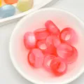 Primo piano di perline ad anello occhi di gatto rosa, perfette per la creazione di gioielli. - 16,5 mm / dimensione del foro circa 8,8 mm / Rosso