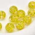 Primo piano di perline in resina trasparente e strass giallo 16mm per creazione di gioielli. - Giallo