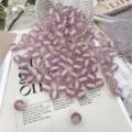 Primo piano di perline in resina con sfumatura e glitter fini, perfette per creazione di gioielli. - 8mm / Viola chiaro