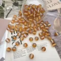 Primo piano di perline in resina glitter ambrate, perline sfuse lucide per accessori di gioielli. - 8mm / Arancione