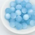 Gros plan sur les details des perles oeil de chat bleu clair mat pour la creation de bijoux - 8mm / Bleu Ciel Mat