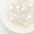 Gros plan de perles rondes en resine gelee electroplaquees UV pour creation de bijoux DIY et art. - 8mm/Trou 1.6mm / Blanc