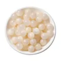 Primo piano dettagliato di perline tonde in resina bianco crema in una ciotola per gioielli DIY. - 10mm (Foro circa 2mm) 10 Pz/Confezione / Beige