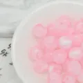 Dettaglio di perline in acrilico rosa marmorizzato con superficie liscia per creazioni fai da te. - 8mm / 4. Fiori di ciliegio alla deriva